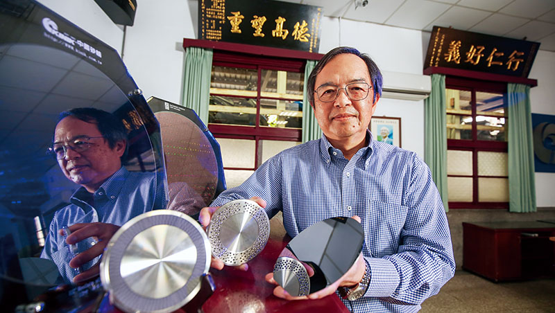 20多年來，中砂執行長謝榮哲看著公司從砂輪走向半導體，一手拿著再生晶圓、一手拿著鑽石碟的他說，這些都是中砂的研磨競爭力